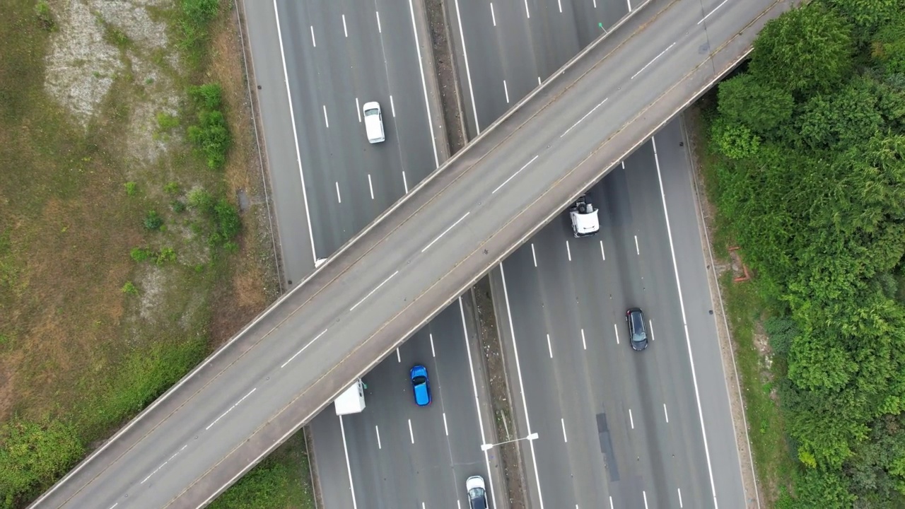 高角度鸟瞰图的英国道路和交通通过卢顿市和农村英格兰英国视频素材