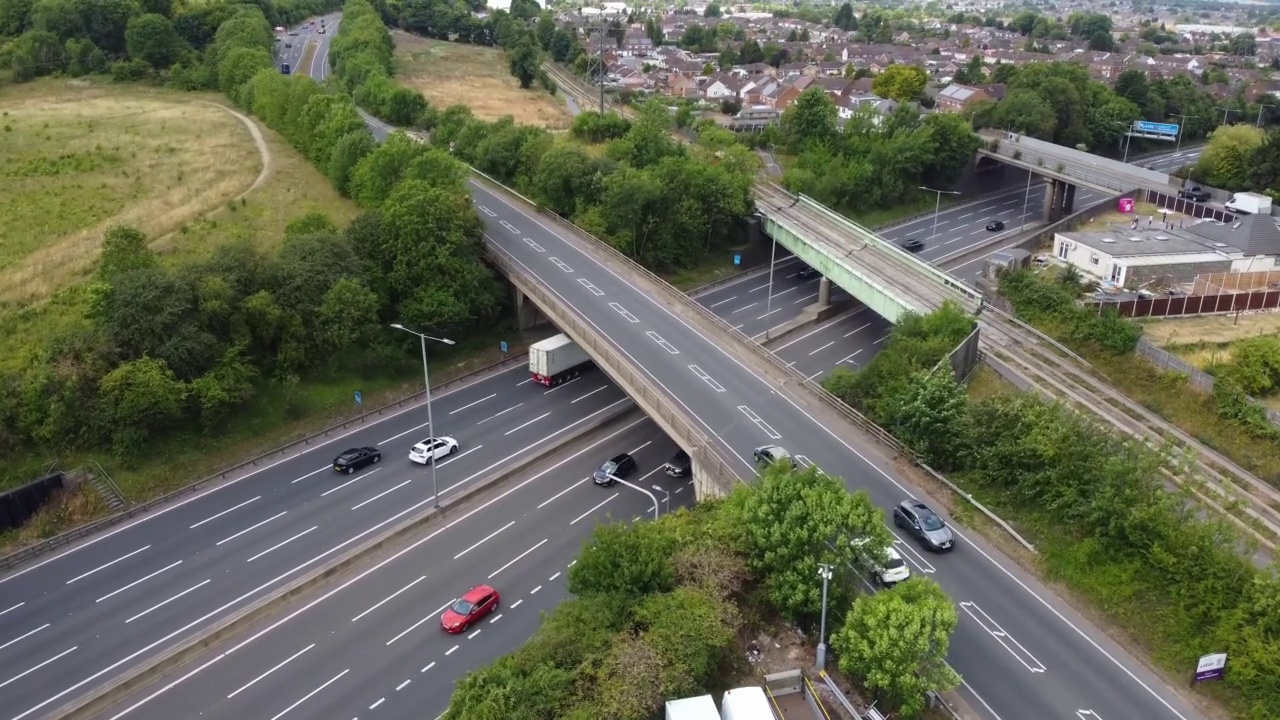 高角度鸟瞰图的英国道路和交通通过卢顿市和农村英格兰英国视频素材