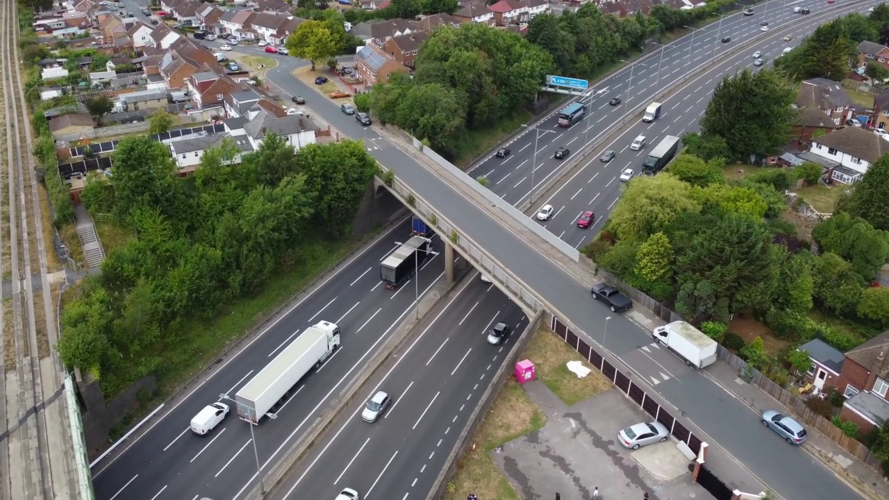 高角度鸟瞰图的英国道路和交通通过卢顿市和农村英格兰英国视频素材