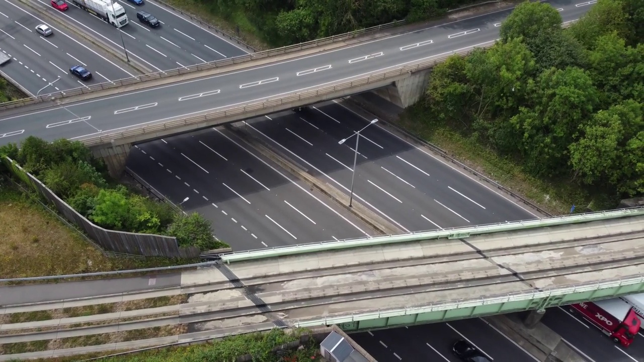 高角度鸟瞰图的英国道路和交通通过卢顿市和农村英格兰英国视频素材