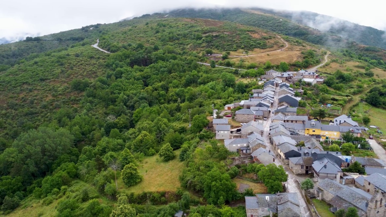 无人机拍摄的西班牙山村视频素材