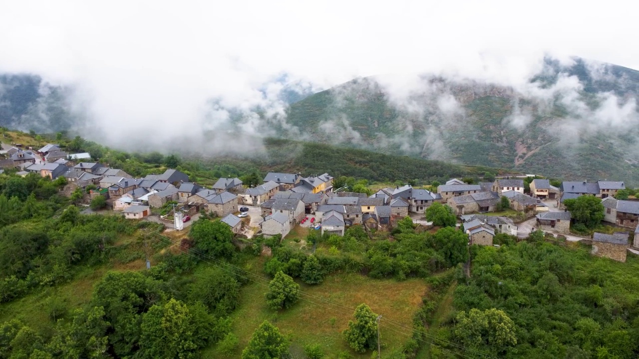 无人机拍摄的西班牙山村视频素材