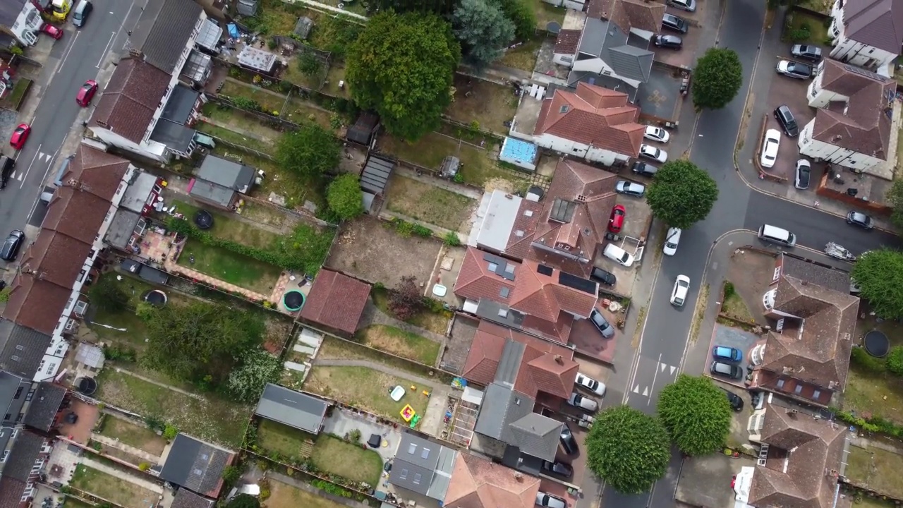 高角度鸟瞰图的英国道路和交通通过卢顿市和农村英格兰英国视频素材