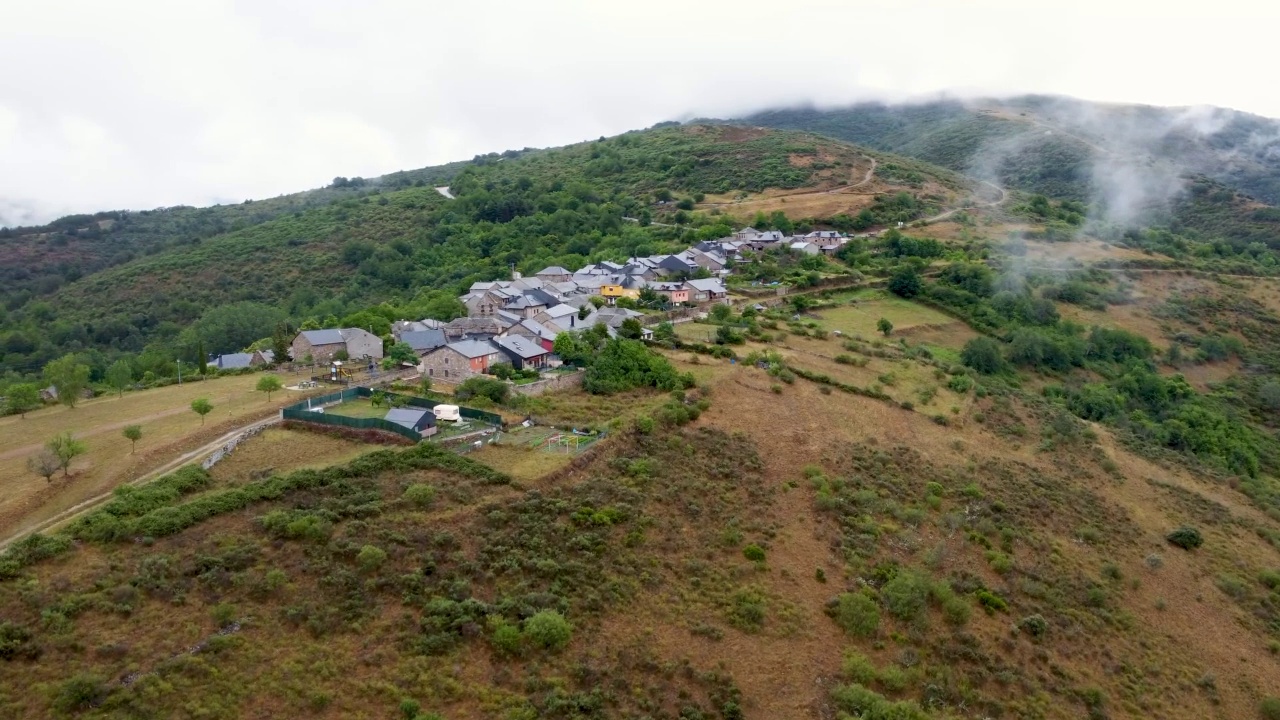 无人机拍摄的西班牙山村视频素材