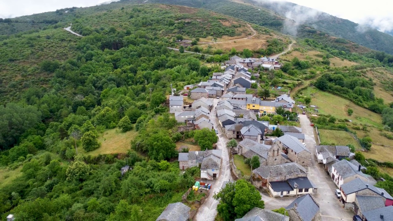 无人机拍摄的西班牙山村视频素材