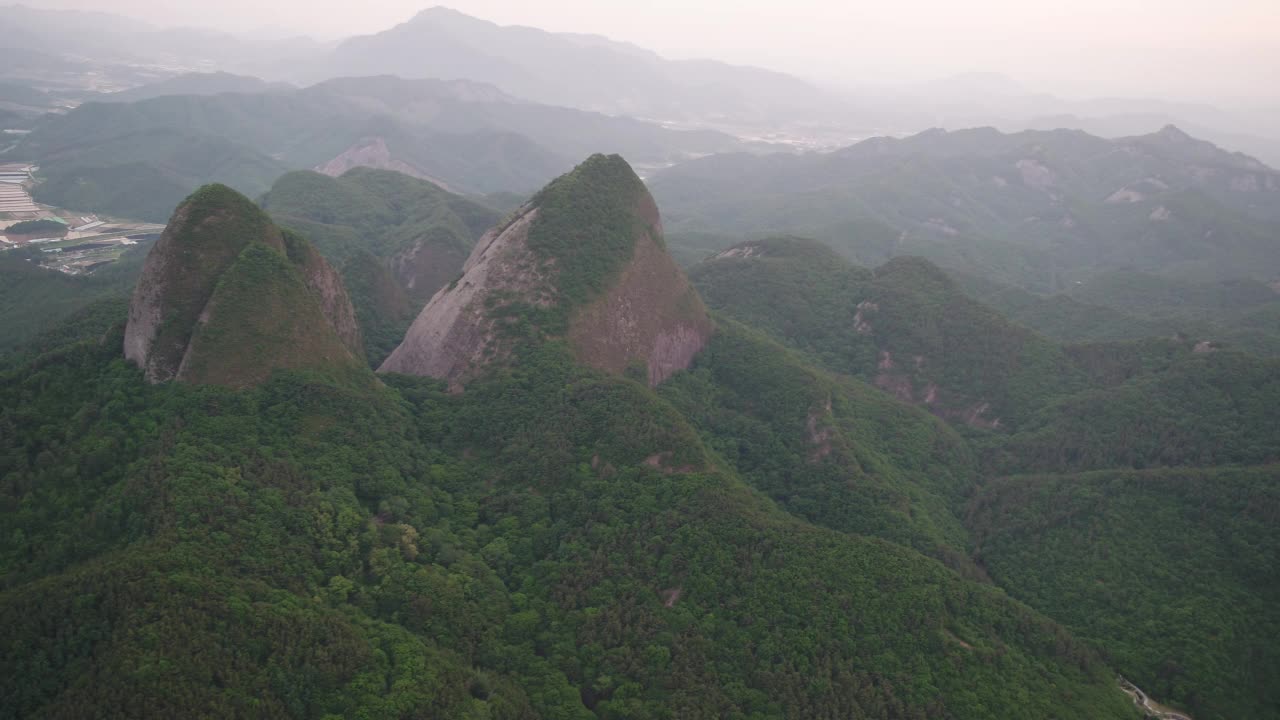 位于韩国全罗北道镇安郡马岭郡的马山山和村庄视频素材