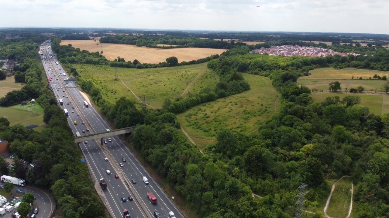 高角度鸟瞰图的英国道路和交通通过卢顿市和农村英格兰英国视频素材