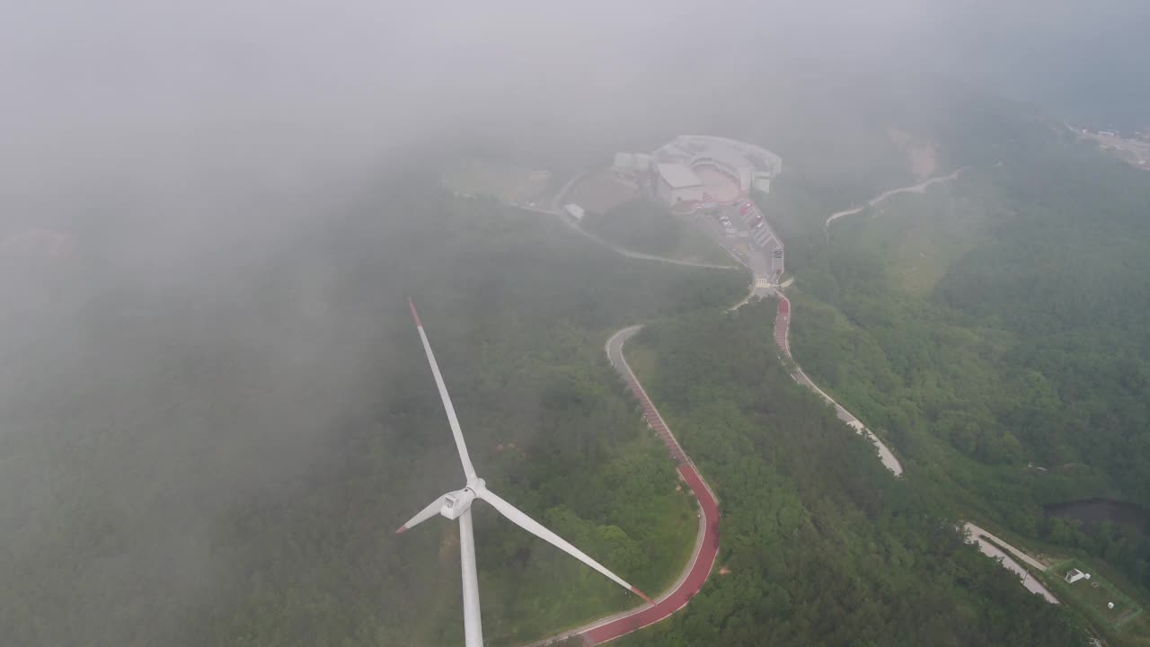 韩国庆尚北道盈德郡盈德郡盈德风力发电场上空的风力发电机和云海视频素材