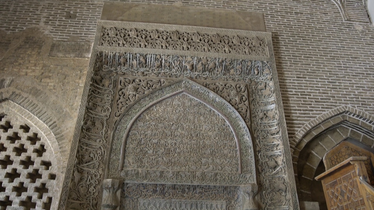 乌尔杰图的灰泥mihrab(1310年)在Jāmeh伊斯法罕清真寺的伊尔哈尼德祈祷大厅视频素材