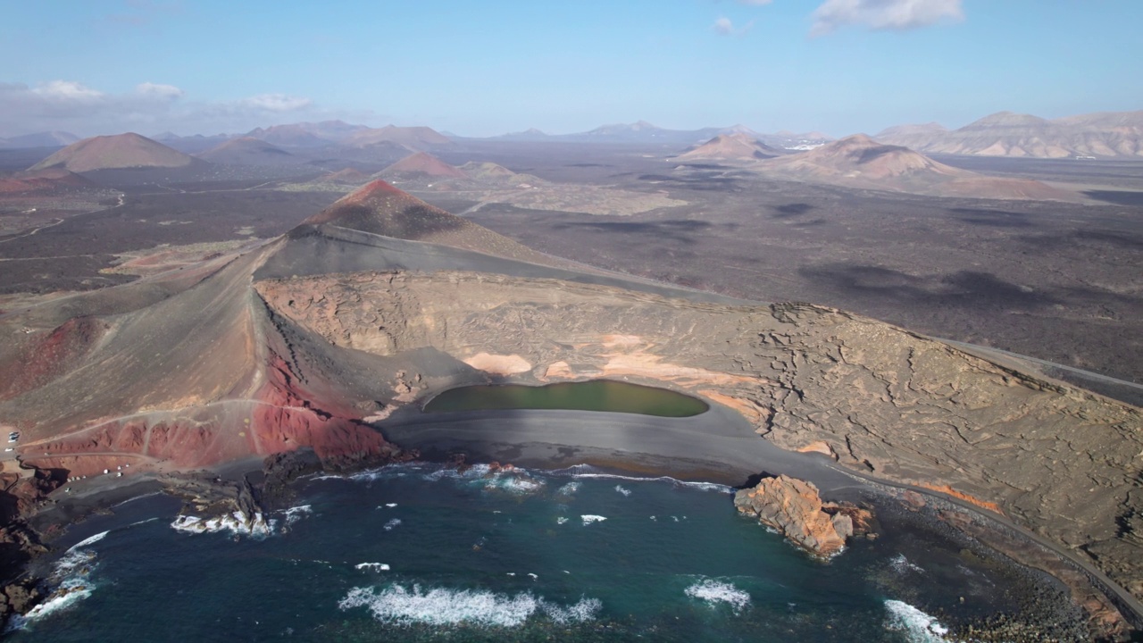 西班牙加那利群岛兰萨罗特岛的火山湖El Golfo鸟瞰图(Laguna de Los Clicos或Charco Verde)。视频素材