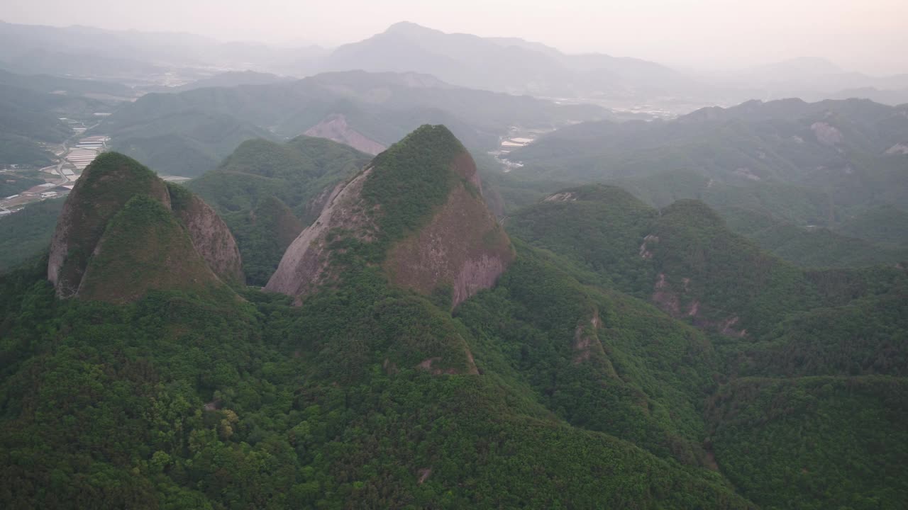 位于韩国全罗北道镇安郡马岭郡的马山山和村庄视频素材