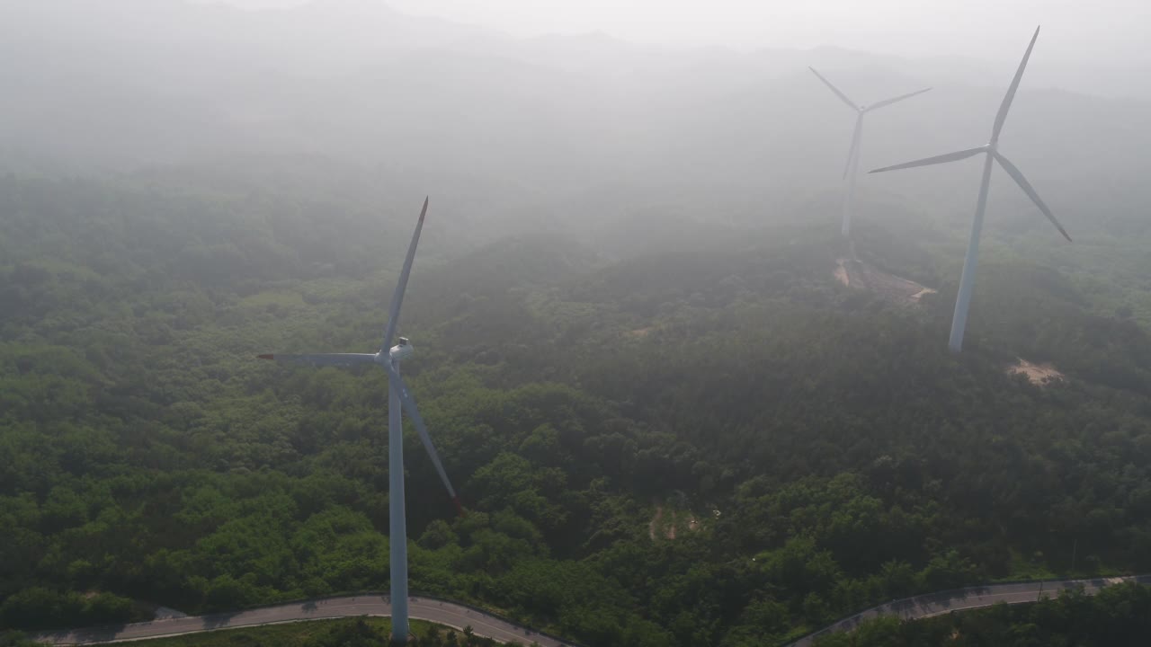 韩国庆尚北道盈德郡盈德郡盈德风力发电厂上空的云海和大自然视频素材