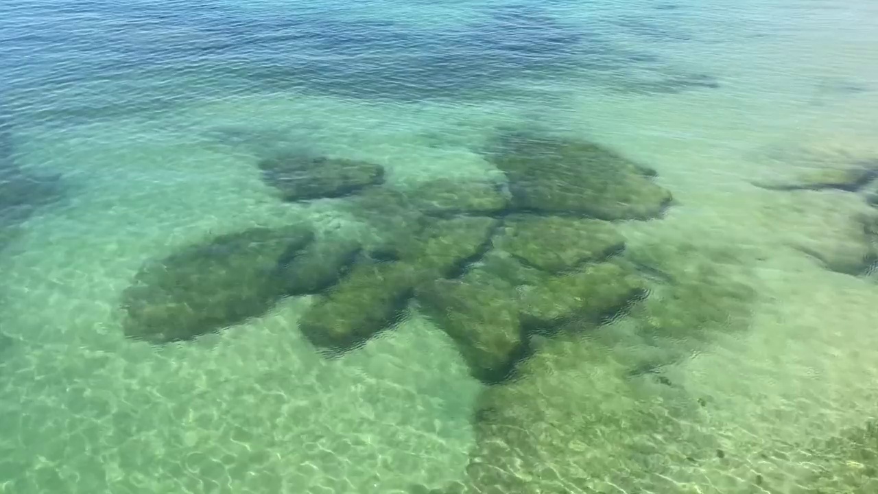 卡斯凯斯海滩上清澈的海水视频素材