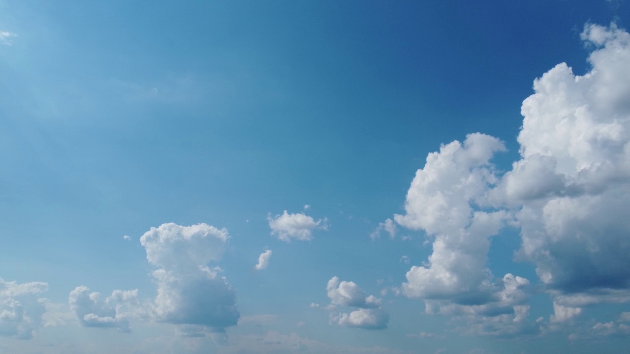 缓慢的平移拍摄在灿烂的蓝天与雄伟的云和太阳射线。视频素材