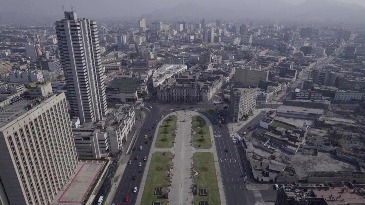 利马市中心的鸟瞰图，路易斯·贝多亚·雷耶斯高速公路和广场米格尔·格拉。视频素材