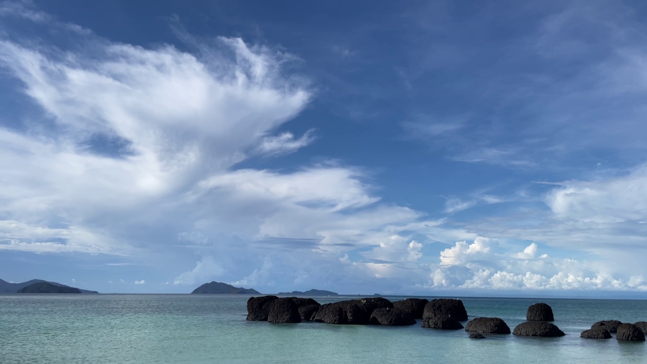 夏季海滩海景。海滩、大海、蓝天背景。自然与旅游的概念。视频下载