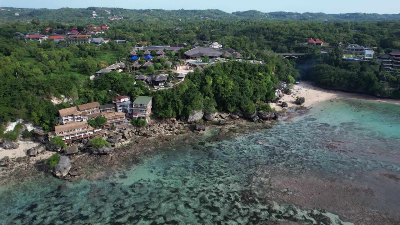 空中拍摄的巴东海滩，绿色的山丘和山顶上的酒店视频素材