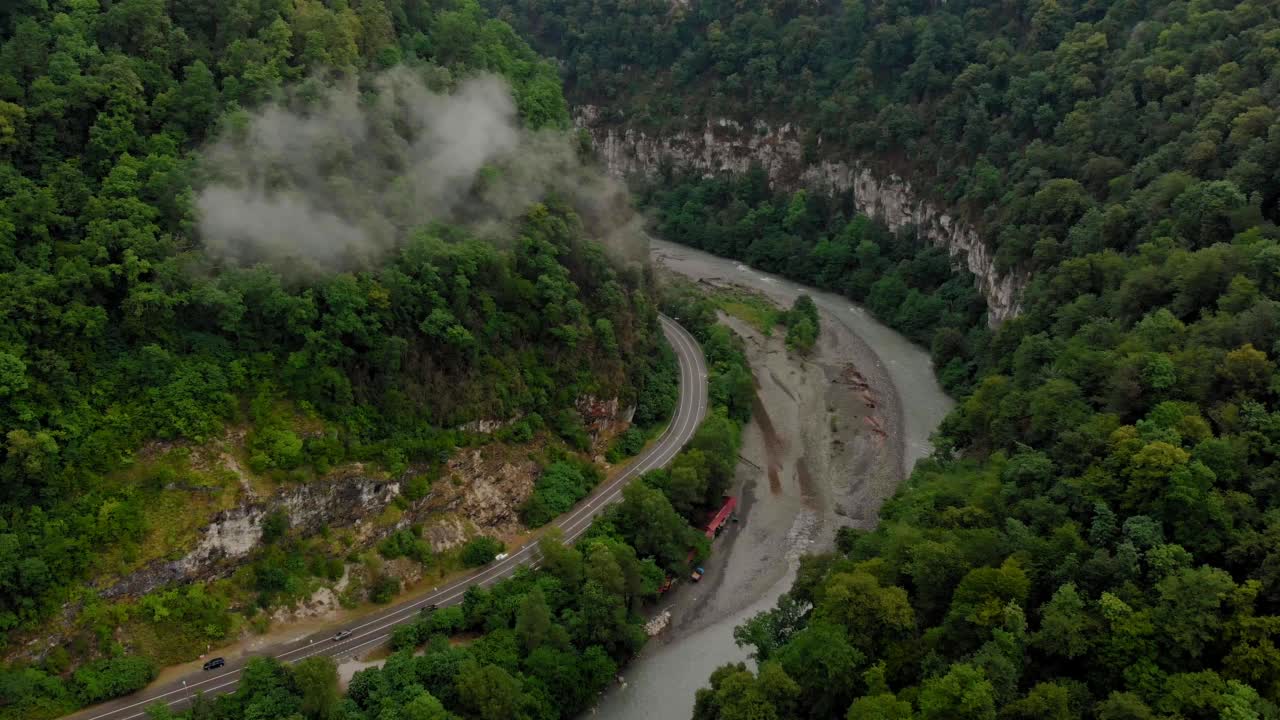 在山谷中飞行航空测量视频素材