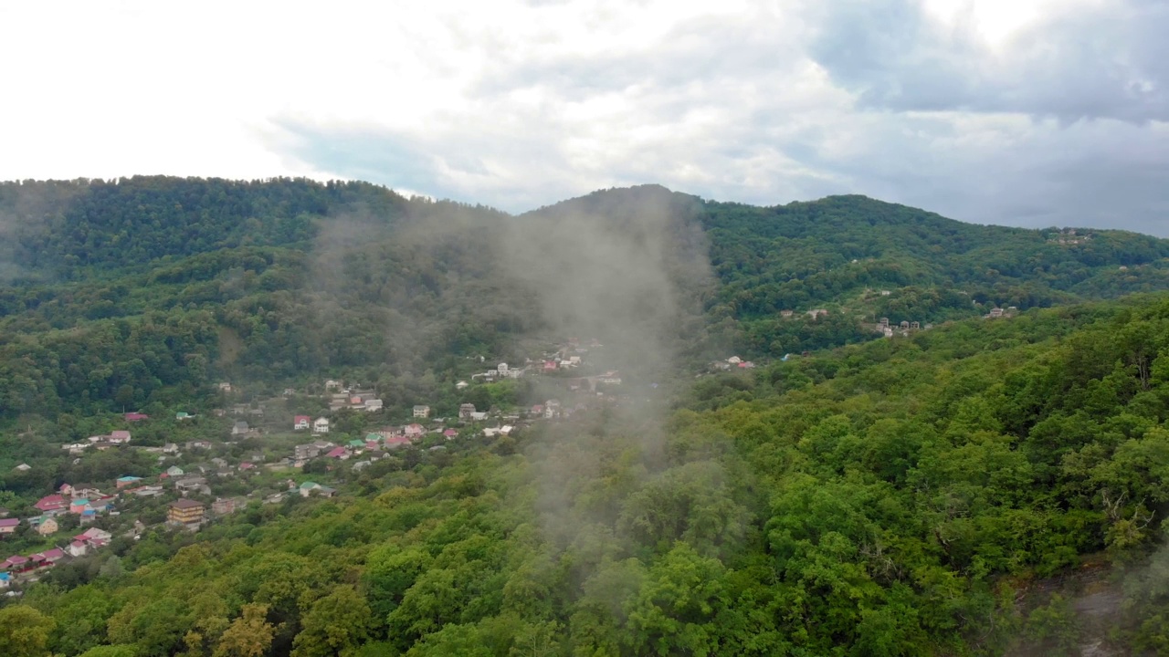 在山谷中飞行航空测量视频素材