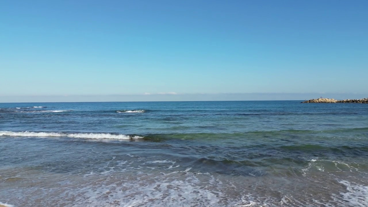 海浪轻轻地拍打着海滩。Givat Alia，雅法，以色列视频素材