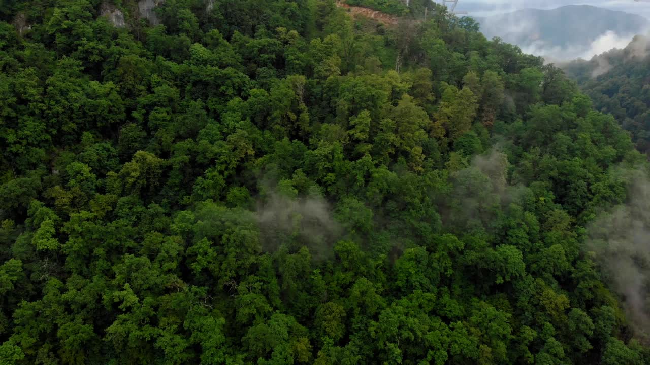 在山谷中飞行航空测量视频素材