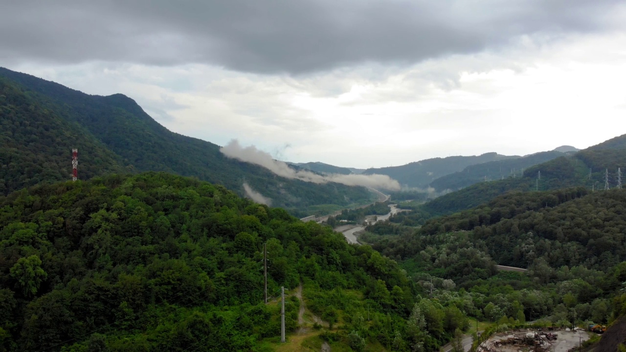 在山谷中飞行航空测量视频素材