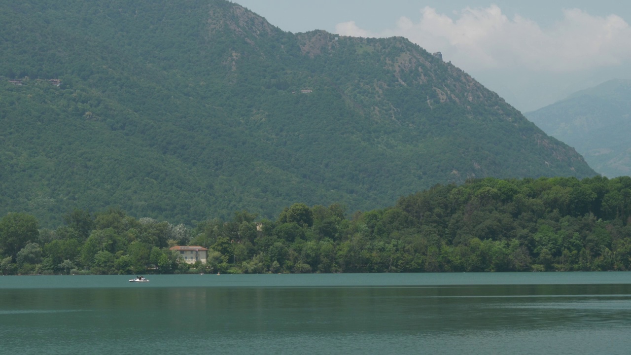 山中湖泊的风景视频素材