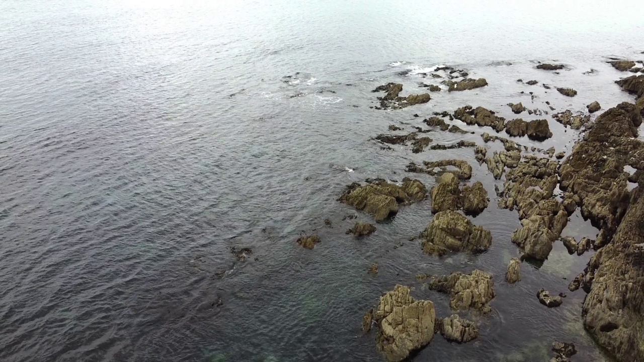 海边的巨石。多岩石的海岸。视频素材