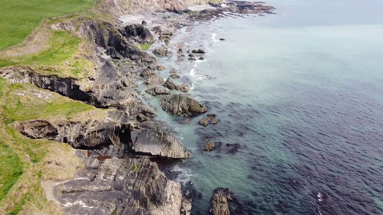 凯尔特海的海水。海边的巨石。多岩石的海岸。视频素材