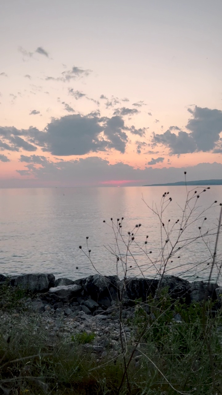 完美的粉红色海上日落视频素材