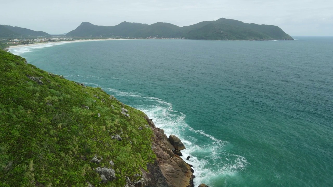 巴西风景优美的海岸线，有山脉、岩石和海浪。鸟瞰图视频素材