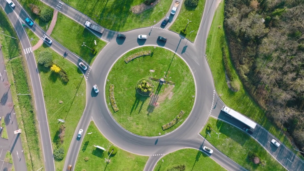 快速移动的繁忙交通的道路回旋交叉路口鸟瞰图。城市环形交通十字路口视频素材