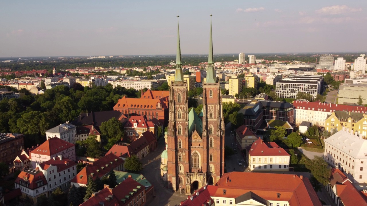 从一架飞过大教堂塔楼Ostrów图姆斯基旁边的无人机上看到Wrocław视频素材