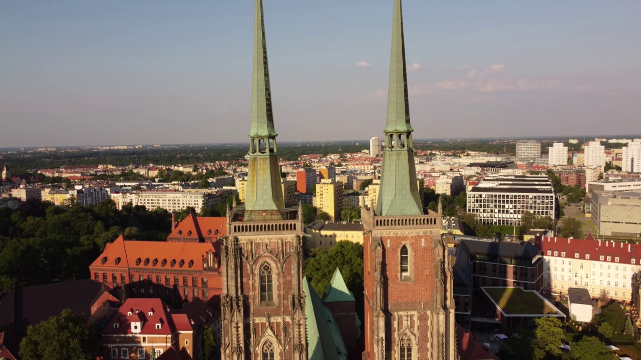 Ostrów Tumski，一架从两座大教堂塔楼之间飞过的无人机拍摄的波兰Wrocław全景图视频素材