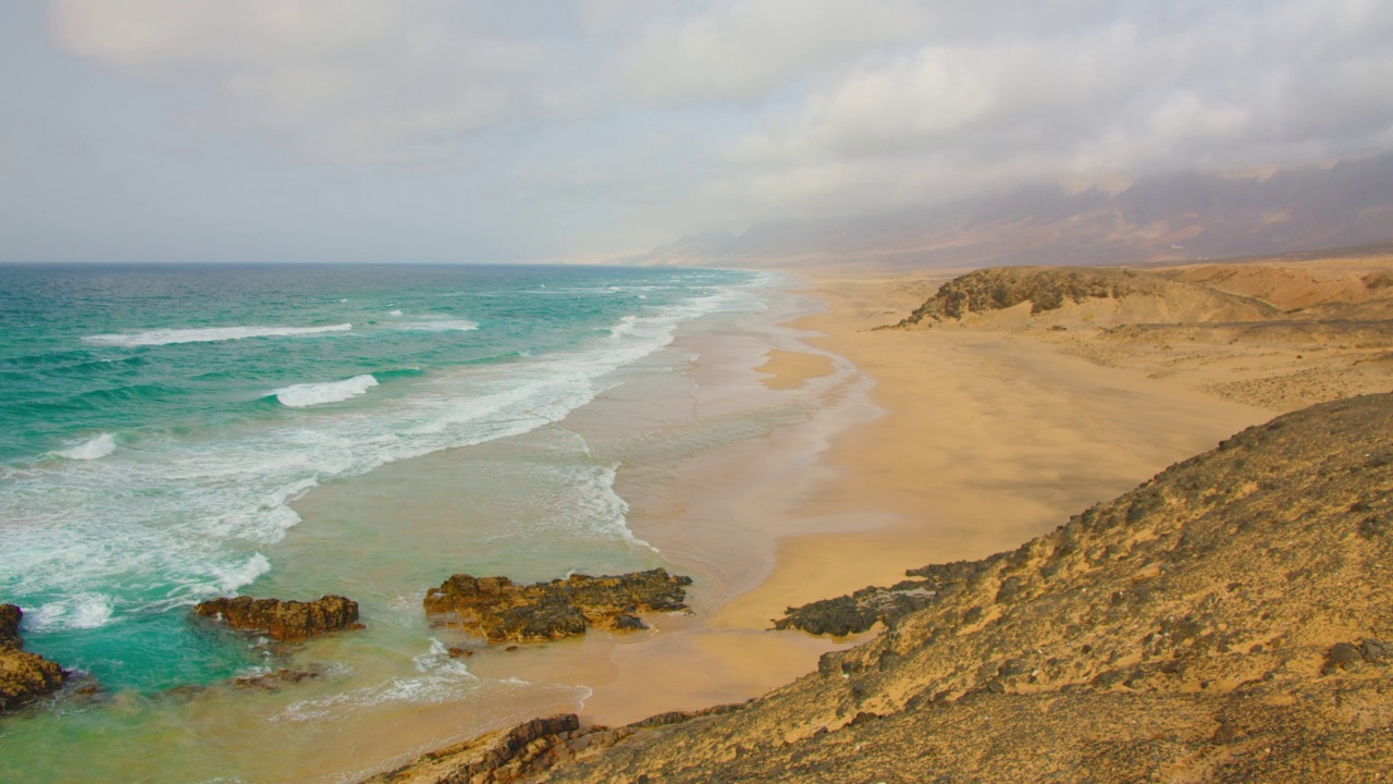 日出时的Cofete, Corralejo, Fuerteventura，令人难以置信的美丽空旷的长条形沙滩。平静透明碧蓝碧蓝的水里没有人视频素材