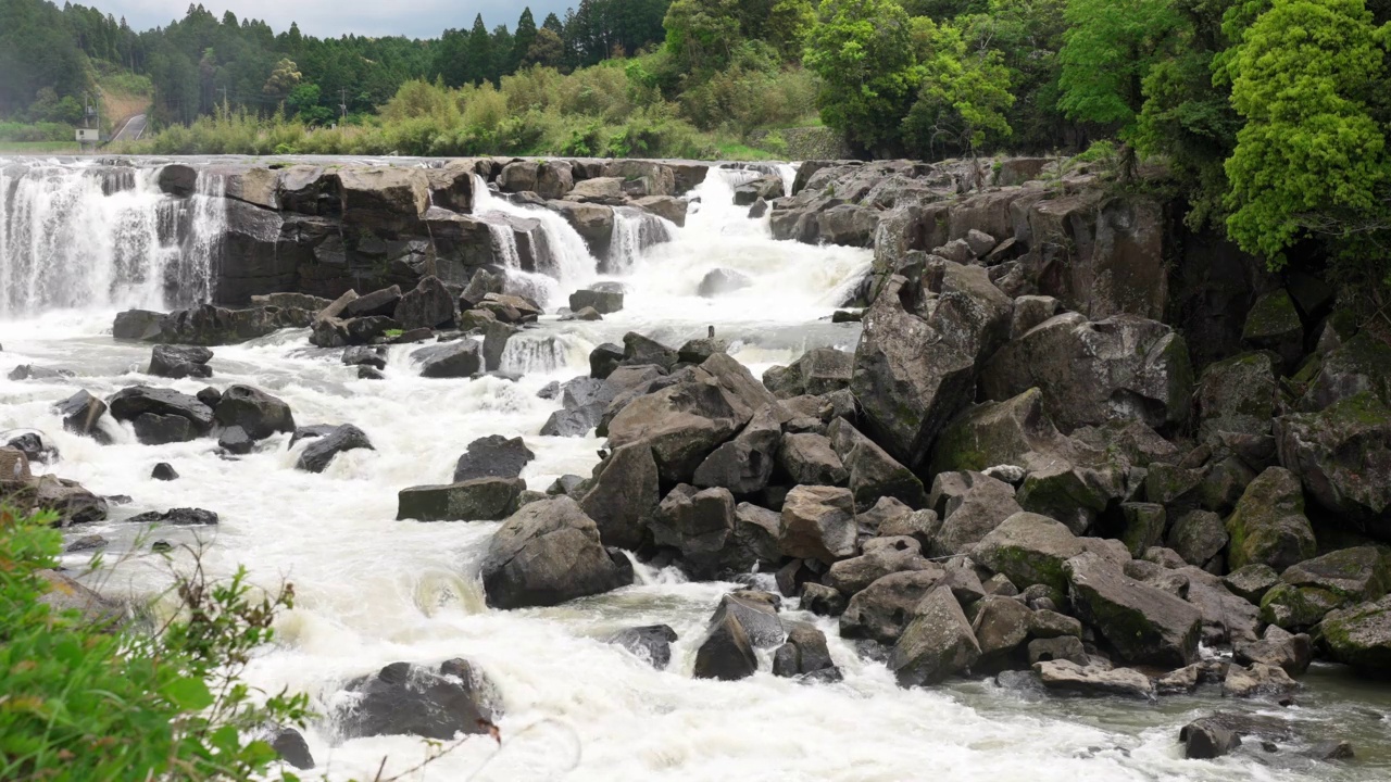 带着崎岖岩石的Sogi Falls视频素材