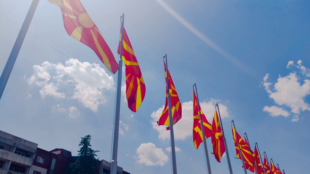 北马其顿飘扬的旗帜。视频素材