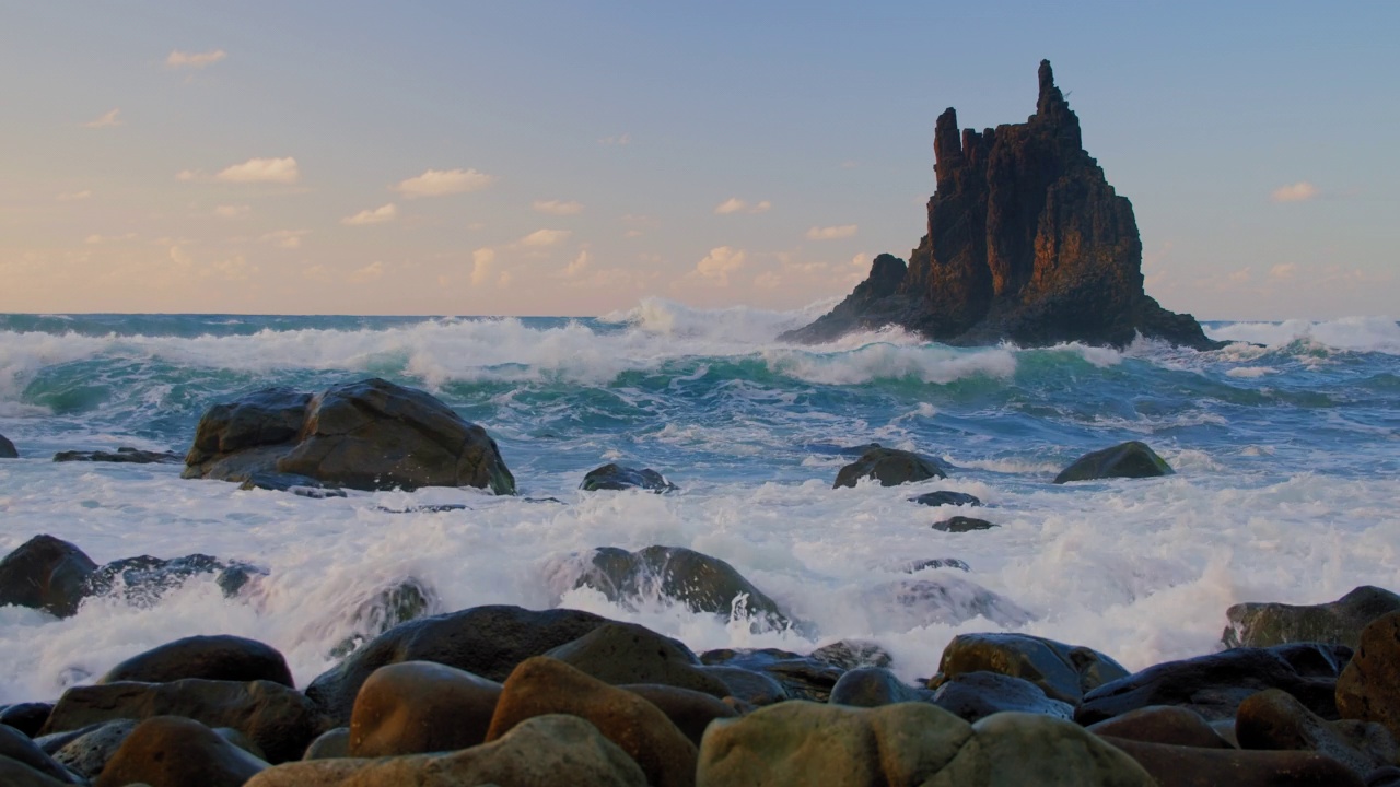 日落，海滩，海水中的火山岩。特内里费岛，贝尼霍海滩。自然之美，旅游目的地理念。没有人。视频素材