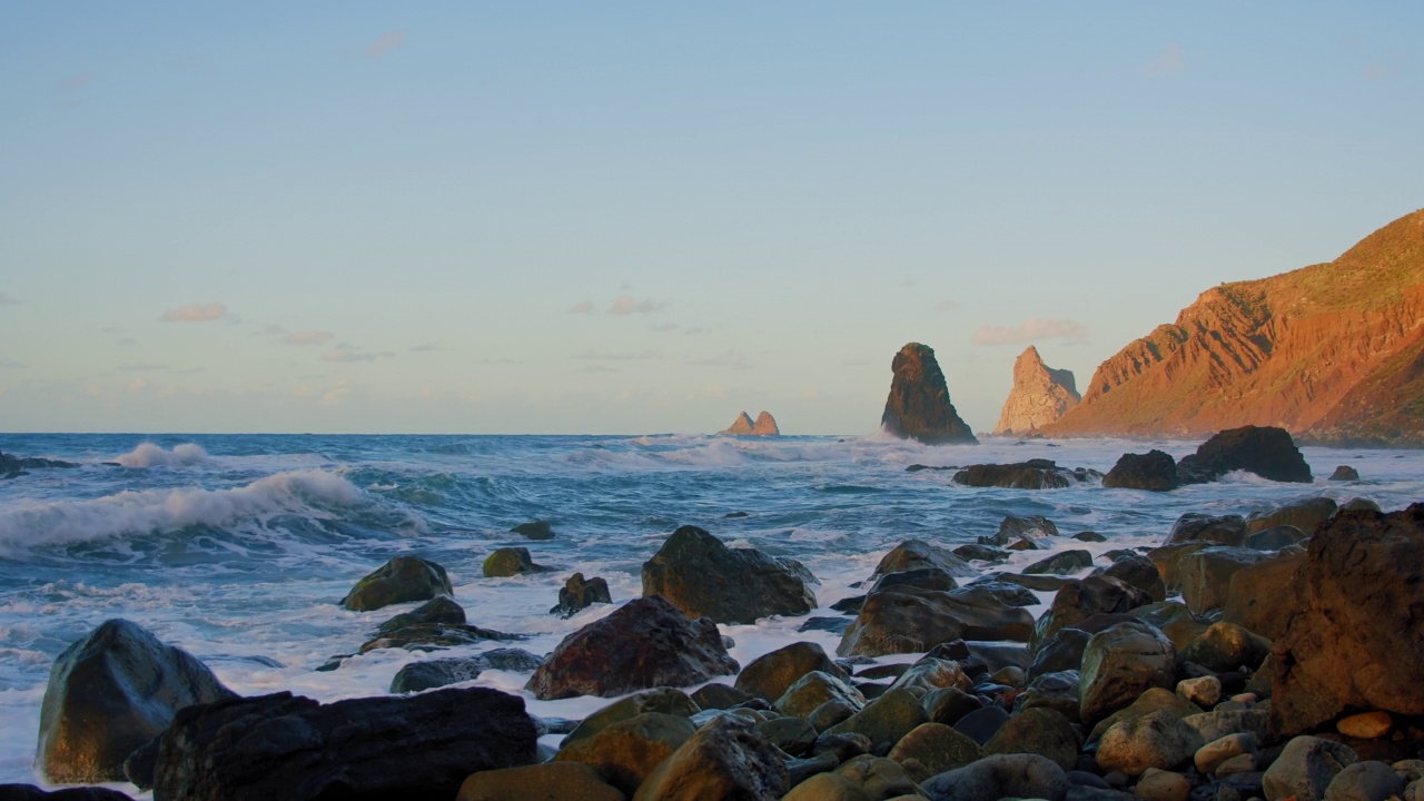 日落，海滩，海水中的火山岩。特内里费岛，贝尼霍海滩。自然之美，旅游目的地理念。没有人。视频素材