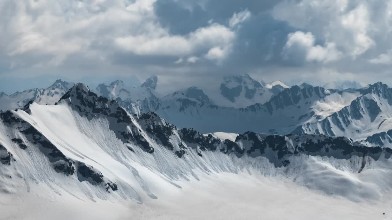 在美丽的雪峰和冰川上飞越山云。视频素材