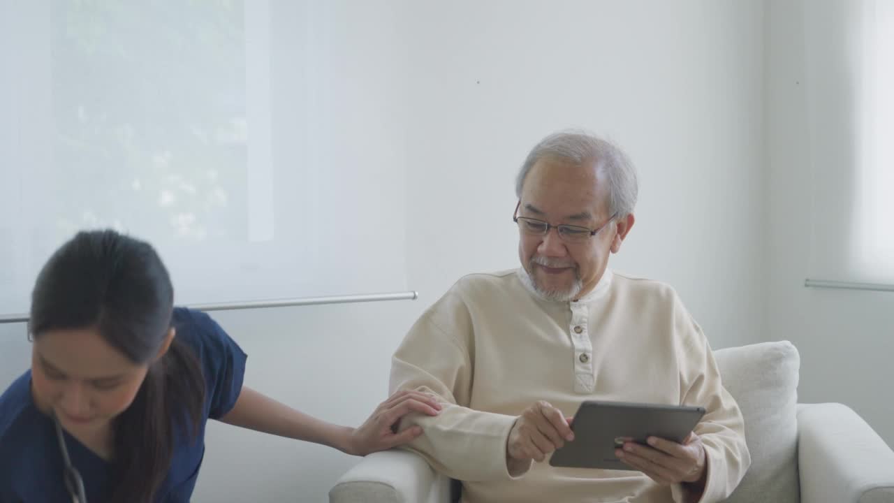 家庭保健东南亚老年人。医生在护理中为老年病人测量血压视频素材