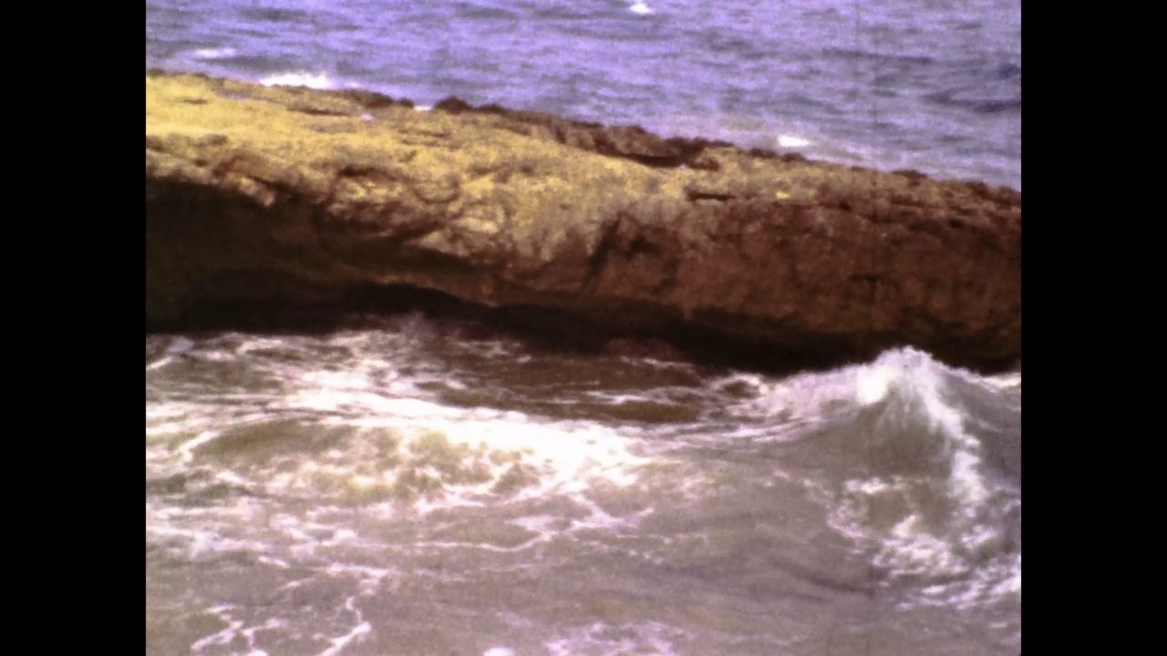 1962年的西班牙，海浪拍打着岩石视频素材