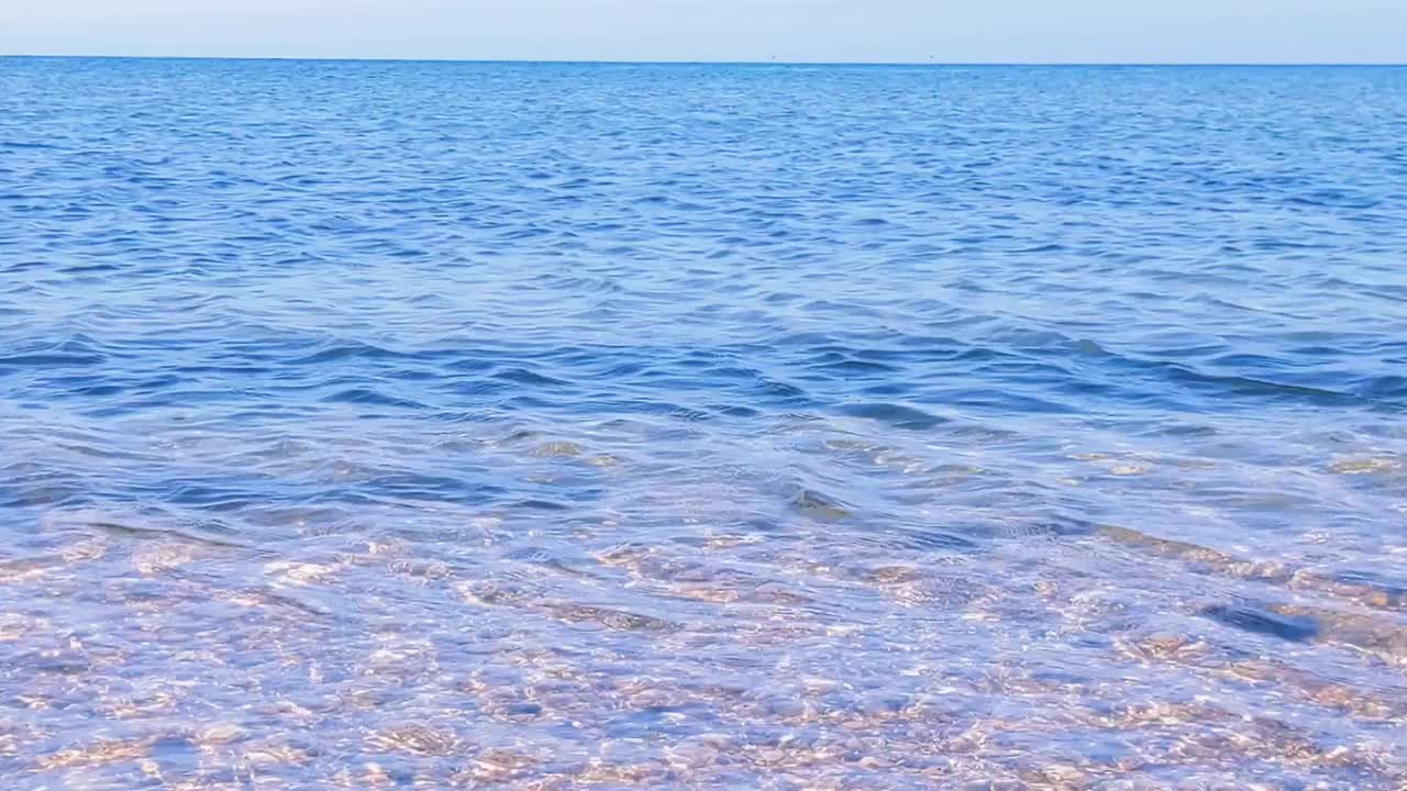 蓝色的大海和沙滩。地中海沿岸视频素材