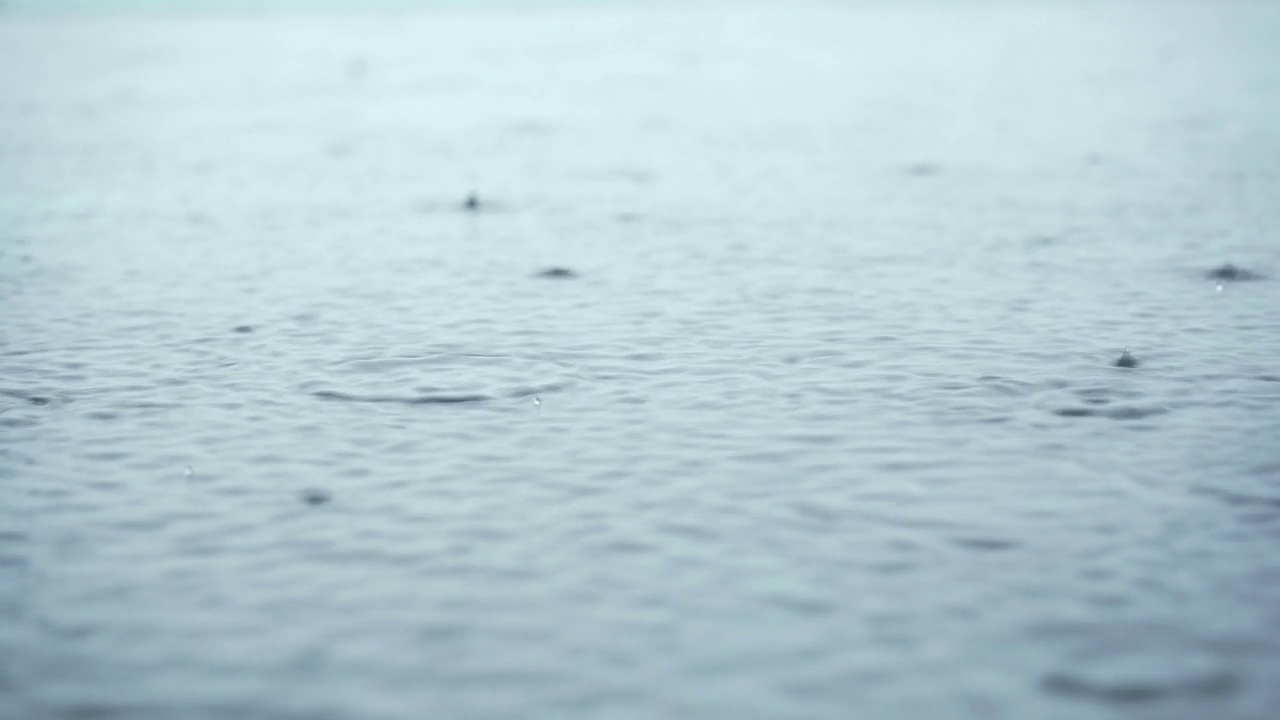 雨季雨水落在水面上的特写。热带降雨。视频素材