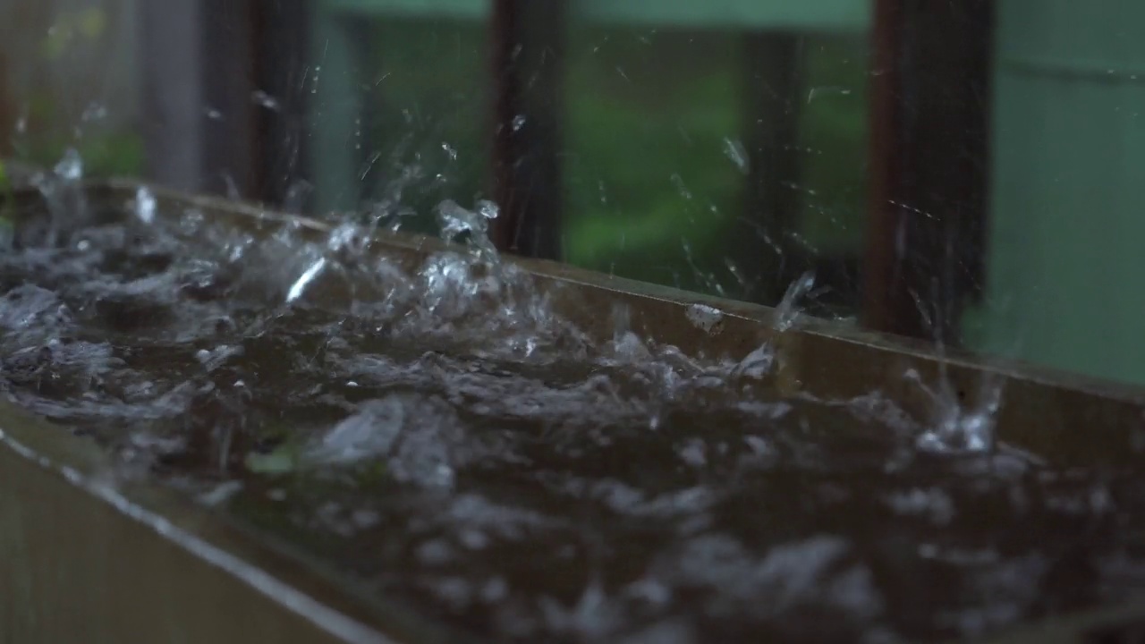 雨季，大雨落在木栏杆上。特写镜头视频素材