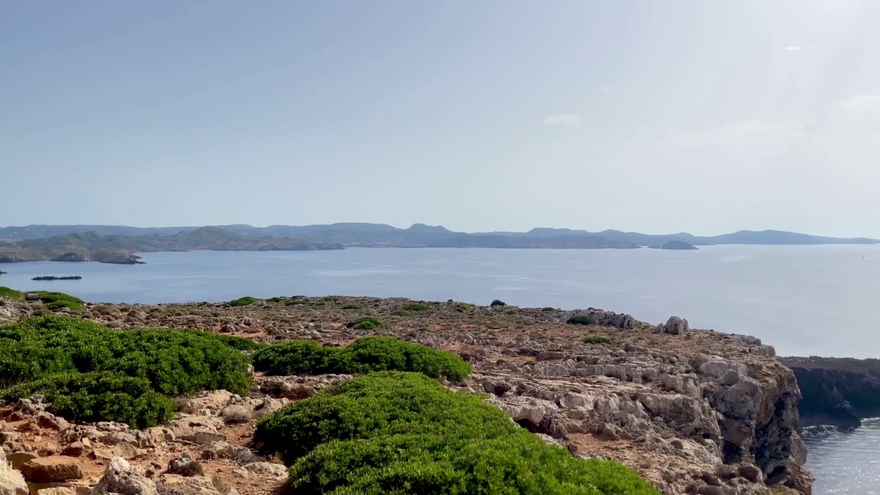 在晴朗的夏日日落前，从卡瓦莱里亚灯塔俯瞰梅诺卡北部海岸的全景视频素材