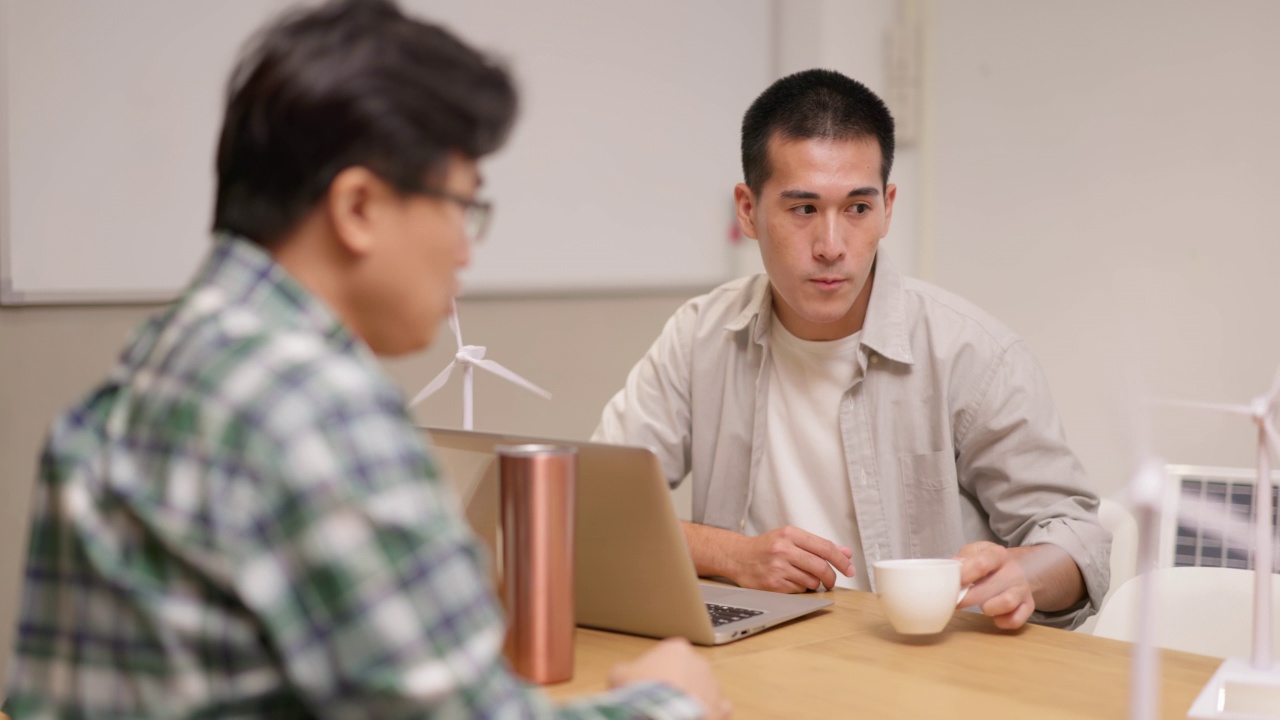 男人有风车模型视频素材