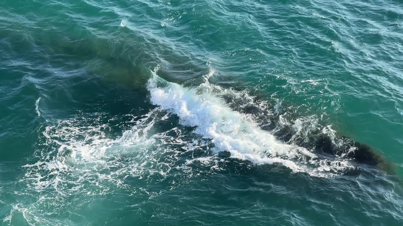 碧蓝大海上的惊涛骇浪。视频素材