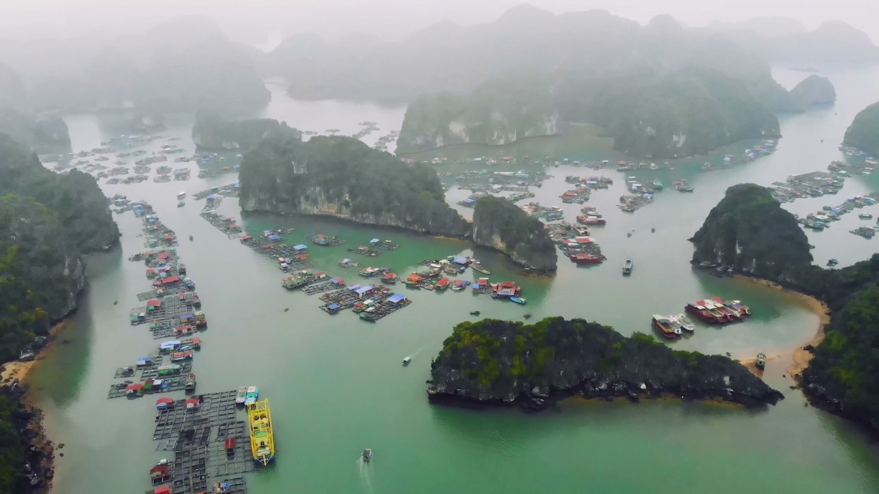 卡特巴群岛附近的水上村庄鸟瞰图。猫巴岛是366个岛屿中最大的一个，这些岛屿构成了越南下龙湾的东南边缘。视频素材