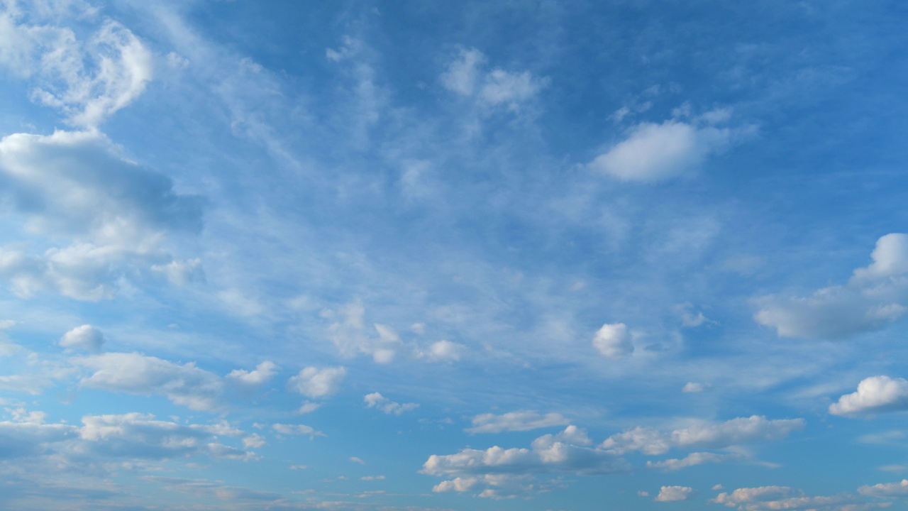 蓝色的天堂夏天的云景。滚滚蓬松的白色分层云正在移动。时间流逝。视频素材